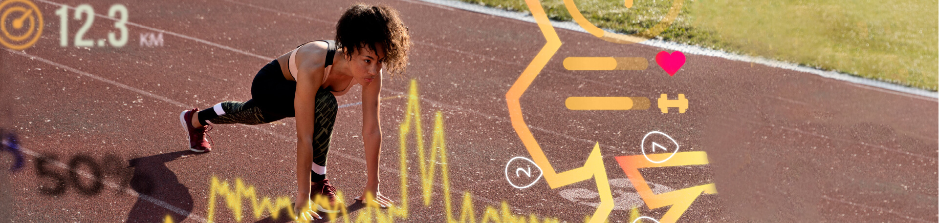 Mulher em posição de partida numa pista de atletismo ao ar livre, com sobreposição de elementos gráficos digitais como batimento cardíaco, distância percorrida, tempo e trajeto, representando monitorização de desempenho desportivo.