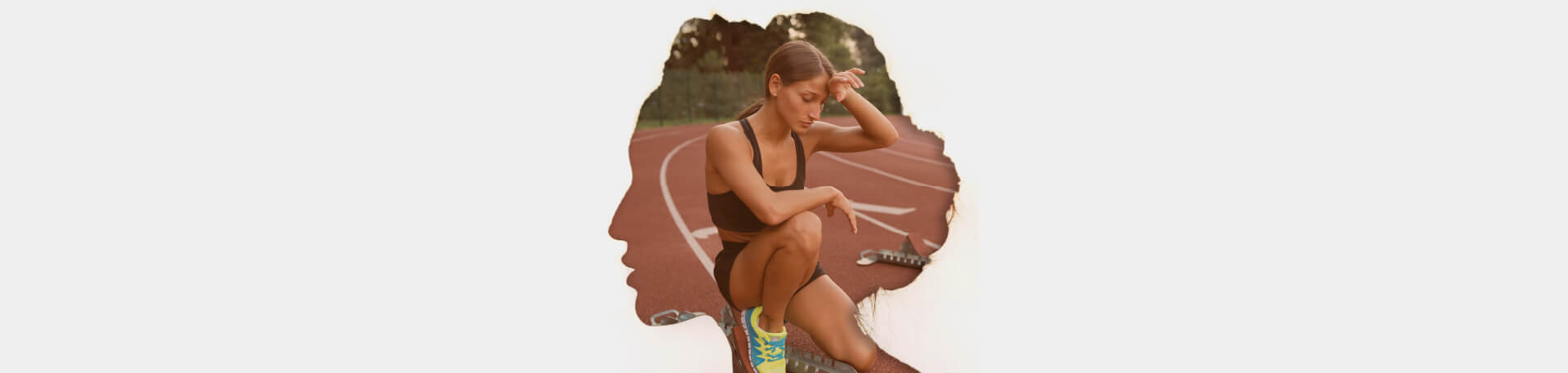 Atleta agachada numa pista de atletismo, com expressão pensativa, sobreposta à silhueta de um rosto humano em fundo branco.