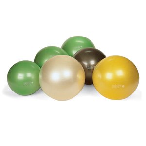 A imagem mostra um conjunto de bolas de exercício ou bolas de pilates, em várias cores: verde, dourado, castanho e amarelo. Estão dispostas de forma agrupada sobre uma superfície branca, com fundo também branco.