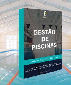 Imagem de uma piscina interior com linhas de separação de pistas, servindo de fundo a um livro intitulado "Gestão de Piscinas – Manual de Boas Práticas", em destaque no centro da imagem. O livro tem capa em tons de azul, preto e cinza, com os autores identificados na parte inferior.